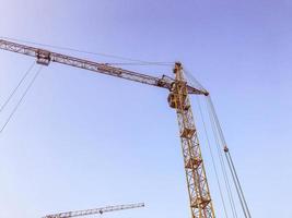 poço de construção. canteiro de obras da planta. paisagem industrial. transporte de materiais pesados no canteiro de obras. fabricação de instalações industriais, armazéns foto