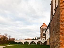 altos campanários e torres, o telhado de um antigo castelo barroco medieval antigo, um renascimento, gótico no centro da europa contra um céu azul foto