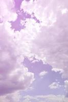 imagem de céu azul claro e nuvens brancas na hora do dia para uso em segundo plano foto