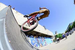 kharkiv, ucrânia - 27 de maio de 2018 pilotos de bmx freestyle em um skatepark durante o festival anual de culturas de rua foto