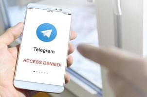 kharkov, ucrânia - 27 de abril de 2018, um telefone celular com a tela do aplicativo de telegrama com um sinal de proibição. roskomnadzor bloqueou o serviço de telegrama na rússia. o acesso ao telegram messenger está fechado foto