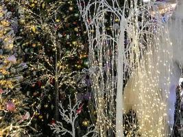 lindas decorações de natal coloridas. árvore de natal - conceito para o inverno e temporada de férias foto