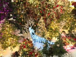 uma árvore de natal decorada festivamente com arcos, bolas e guirlandas foto