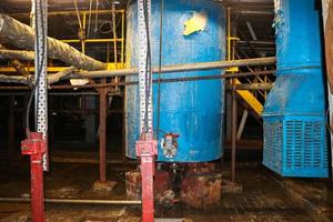 ferro de metal enferrujado velho abandonado ruim em equipamentos de corrosão trocadores de calor tubos bombas em uma oficina de planta petroquímica química de refinaria industrial foto