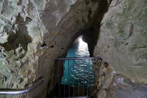 grutas nas falésias de giz nas margens do mar mediterrâneo. foto