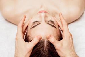 massagem na cabeça da mulher. foto