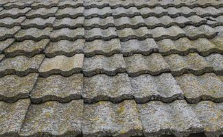 textura de telhas de telhado de pedra velha. edifícios de cobertura de telhado obsoletos. arquitetura europeia antiga. foto