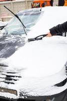 limpando o carro da neve foto