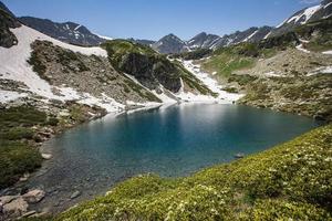 lago alpino nas montanhas do cáucaso foto