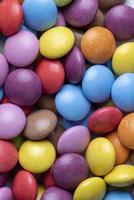 chocolates multicoloridos com recheio de chocolate foto