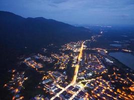 vista aérea cidade de kampar na hora azul foto