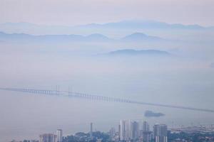 vista aérea ponte de penang em dia enevoado foto