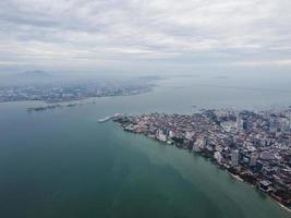 tiro de drone da ilha de penang foto