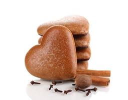biscoitos em forma de coração empilhados com canela isolada no branco