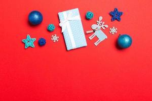 vista superior bola de natal, presente e decorações criativas em fundo colorido. conceito de feriado de ano novo com espaço de cópia foto