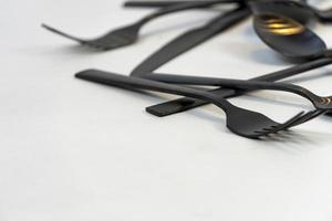 rack de utensílios de cozinha, isolado no branco. aço inoxidável com alças pretas. México foto
