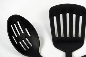 utensílios de cozinha de plástico preto isolados em branco. trajeto de grampeamento incluído. México foto