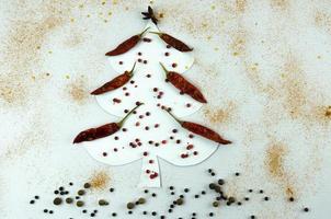 árvore de natal feita de pimenta vermelha seca, pimenta e terra foto