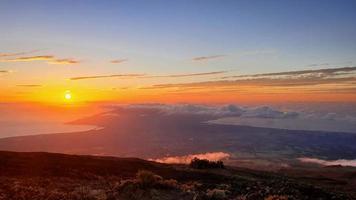 pôr do sol acima das nuvens em haleakala foto