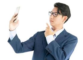 homem de negócios segurando smartphone foto