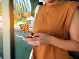 mulher usa smartphone para fazer compras on-line, conceito de evento de venda de final de ano. foto