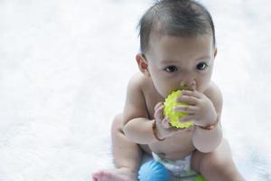 crianças crianças meninas jogam brinquedos em casa, jardim de infância ou berçário. foto