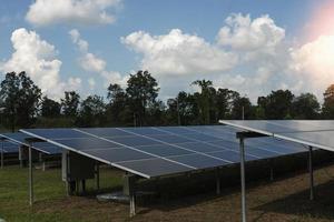 sistemas de fornecimento de energia fotovoltaica. painéis de energia solar. Planta de energia solar. a fonte de energia renovável ecológica. - imagem foto