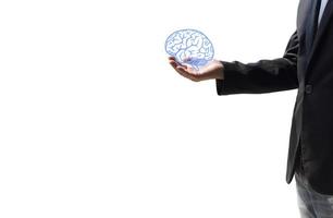 um homem segurando uma ilustração do cérebro contra um conceito de fundo de parede branca de proteção e cuidados de saúde mental. foto