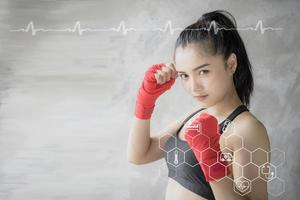 mulher bonita fitness com as luvas de boxe vermelhas. boxer feminino atraente treinando socos no ginásio, tecnologia de exercício de conceito para uma boa saúde. foto