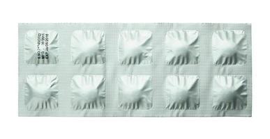 pacote de comprimidos isolados no fundo branco foto