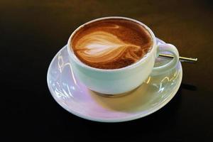 xícara de café com leite com corações foto