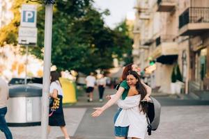 feliz encontro de dois amigos se abraçando na rua foto