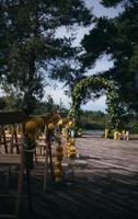 área de cerimônia. arco de casamento. um dia de verão significativo. foto