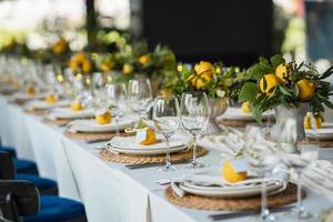 salão de banquetes de casamento decorado em estilo clássico. foto