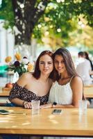 retrato de close-up de duas mulheres no café de rua de verão foto