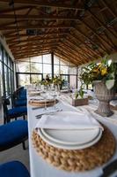 salão de banquetes de casamento decorado em estilo clássico. foto