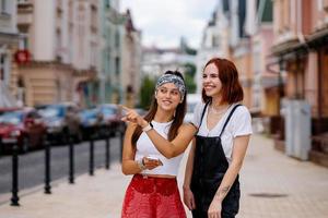 duas jovens caminhando ao ar livre se divertindo foto