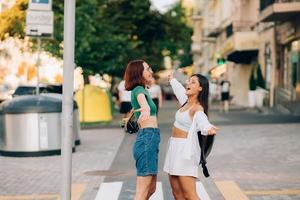 feliz encontro de dois amigos se abraçando na rua foto