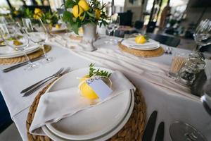 mesa festiva na festa de casamento decorada com arranjos de limão foto
