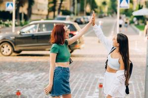 dois alunos high five para ensinar os outros depois de um trabalho bem sucedido em conjunto foto