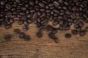 grãos de café na mesa de madeira foto