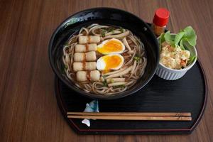 macarrão de trigo japonês, macarrão udon no fundo da mesa de madeira foto