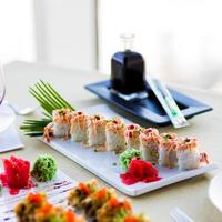 rolos de sushi com molho foto