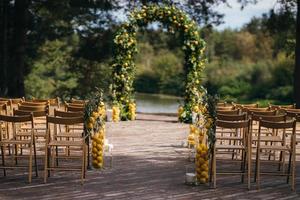 configuração do casamento. preparação para a cerimônia de casamento foto