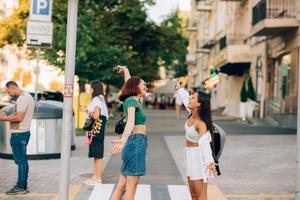 feliz encontro de dois amigos se abraçando na rua foto