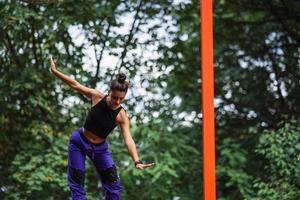 jovem mulher atraente em roupas esportivas esticando a mão antes do exercício. foto