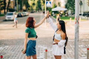 dois alunos high five para ensinar os outros depois de um trabalho bem sucedido em conjunto foto