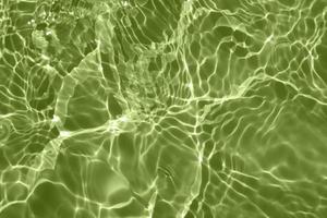 desfocar textura de superfície de água calma transparente de cor verde turva turva com salpicos e bolhas. fundo de natureza abstrata na moda. ondas de água à luz do sol com espaço de cópia. brilho aquarela verde foto
