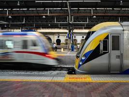 um trem em movimento durante a hora do tush foto