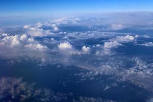 a terra é vista através da vigia de um grande avião a jato. foto